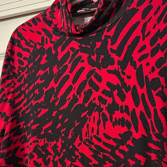 JM Collection Red and Black Abstract turtleneck Size L - Picture 3 of 4